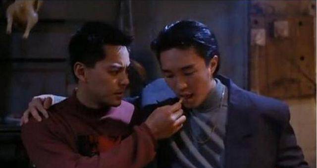 1990年上映的《龙凤茶楼》里,周星驰搭档莫少聪,饰演一对兄弟.