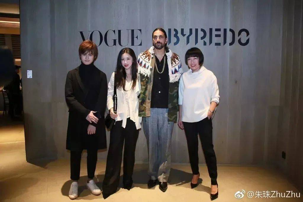 还在《vogue》,《时尚芭莎》杂志中担任自由撰稿人