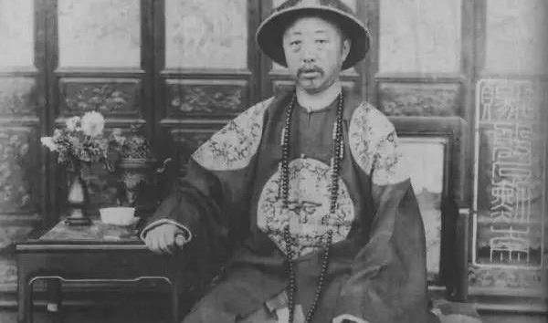 奕劻是远支宗室又没有大功,何以获封铁帽子亲王爵位?_世袭_慈禧_乾隆