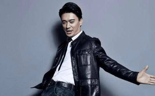 张明建是舞蹈演员出身,对于艺术有着非常痴迷的执念,十四岁就登台表演
