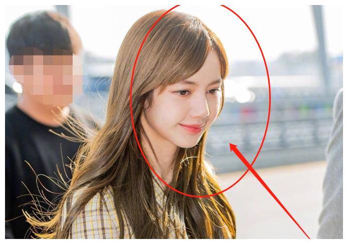 当她尝试中分后,似乎明白了点啥_丽莎_发型_女孩