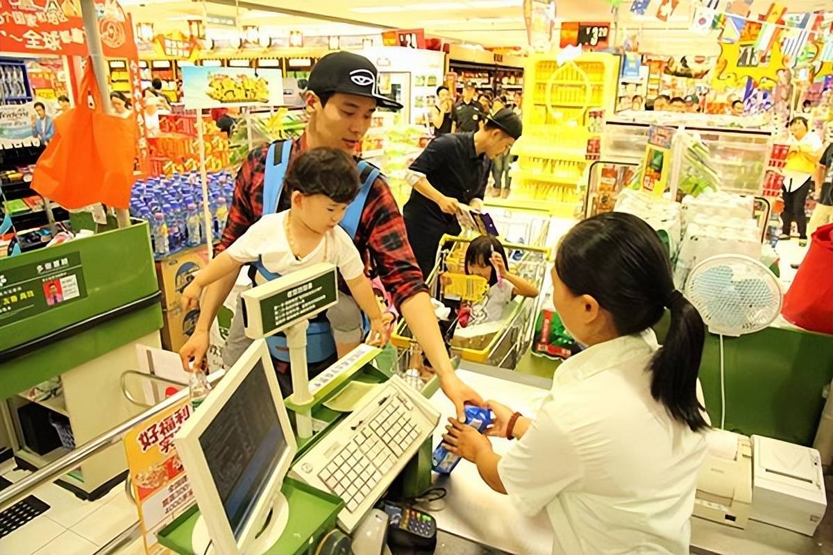 逛超市孩子＂顺手牵羊＂,要不要送回去？父母的态度很重要