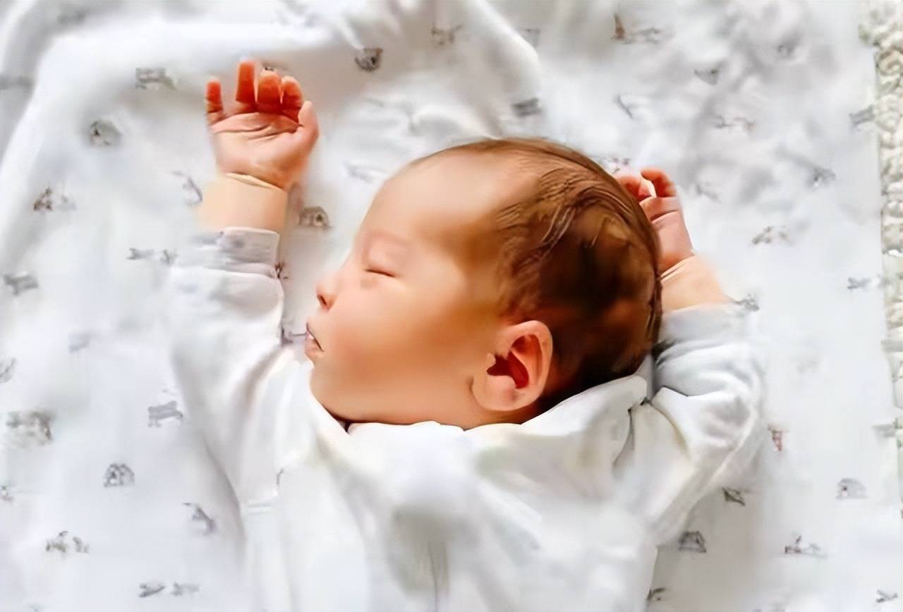 宝宝喜欢＂投降式＂睡觉,原因是什么？家长别再傻傻分不清楚