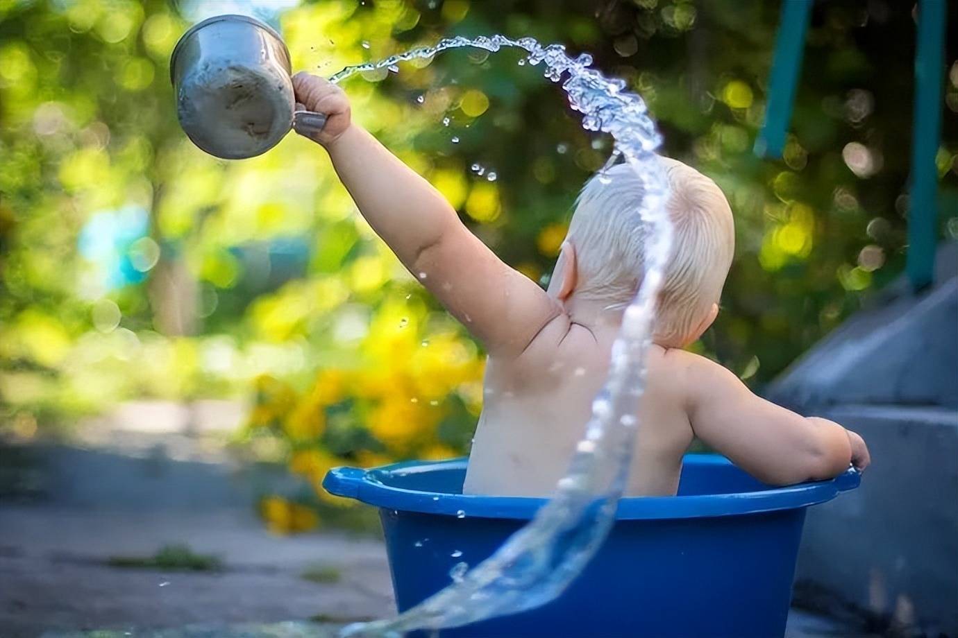 宝宝为什么热衷玩水？儿童心理学家：丰富感知和认知体验