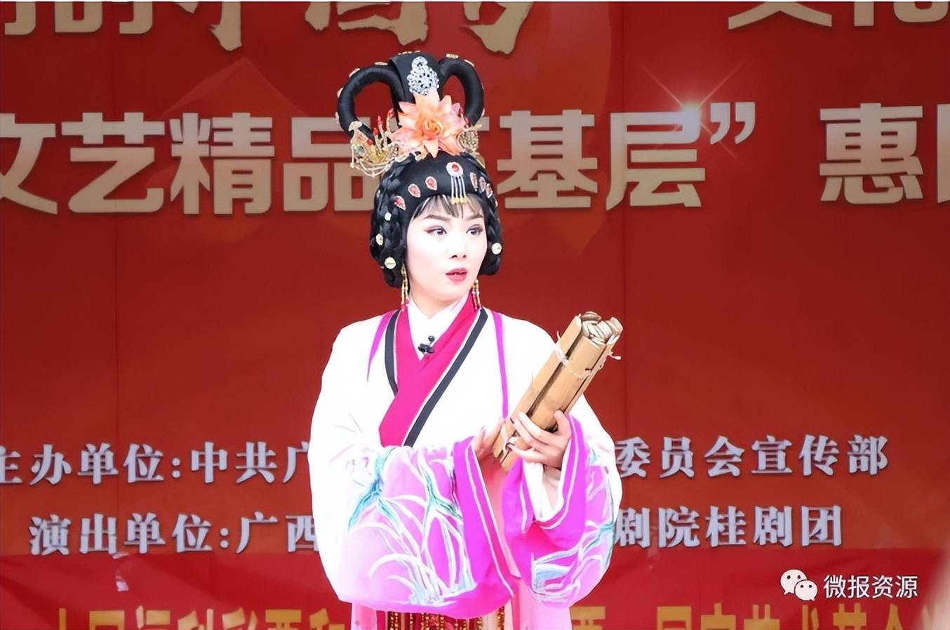 活动现场,演出在一曲民族舞《美丽广西》中正式拉开序幕,桂剧优秀剧目