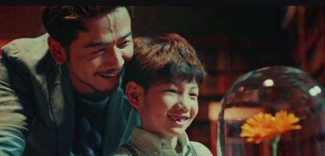 但是反观杨烁,似乎只知道一味地对儿子发脾气,两人