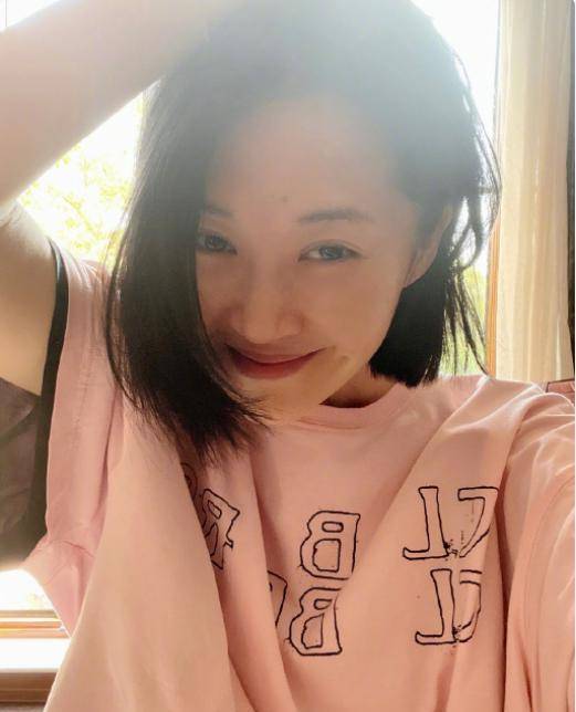 原创53岁许晴被传封杀后露面睡衣素颜自拍笑容迷人状态似少女