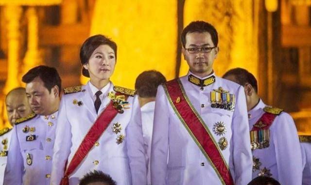 以他个人的优秀,跨越了阶级的界限,俘获了西那瓦家族千金小姐英拉的心