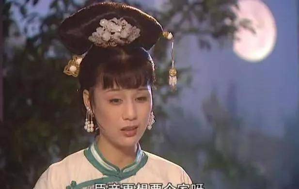 马桶的动作,然而就在开拍前三天,李建群不小心从二楼摔落跌至小腿骨折