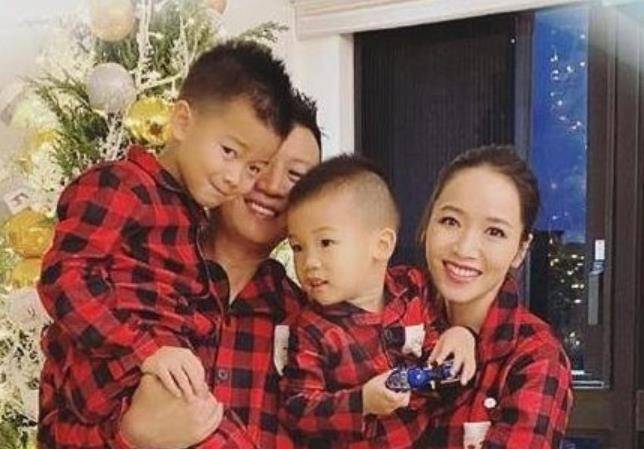 侯佩岑抱着小儿子,老公
