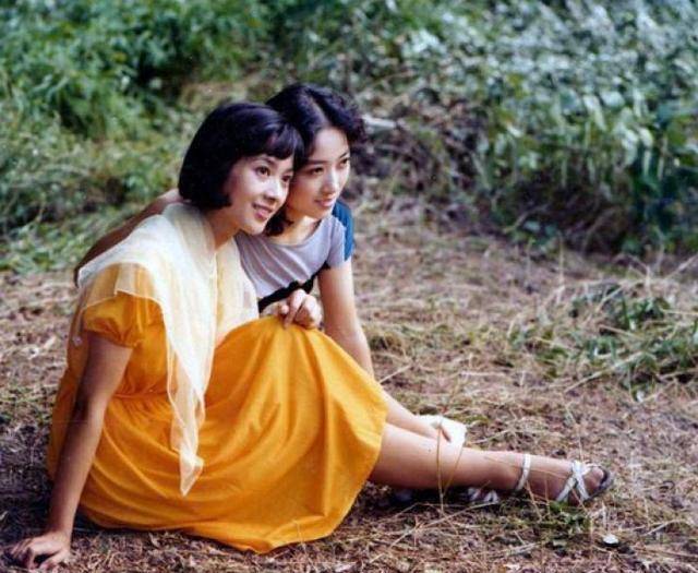 看了龚雪80年代的造型,突然明白:当下的"锥子脸"美女输在哪了_衬衫