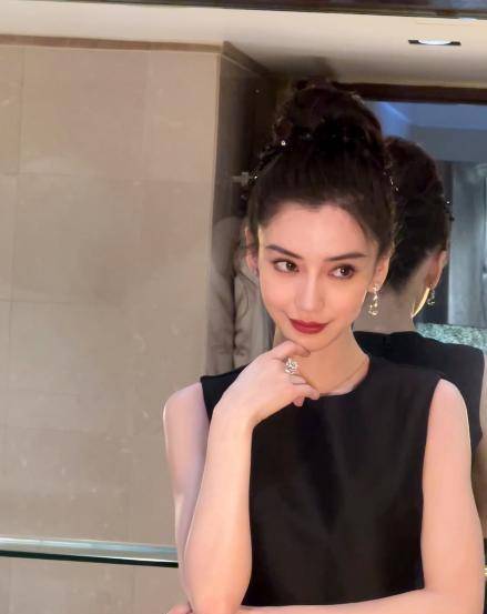 原创杨颖亮相活动头小脸小比例优越笑起来依然是饺子下巴