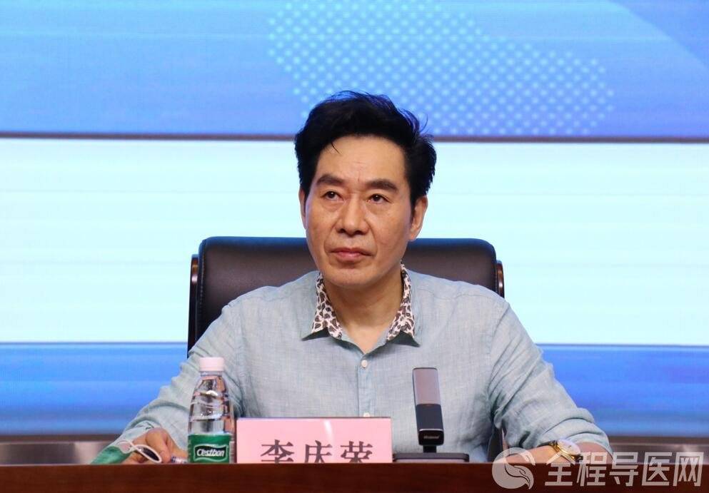 江苏省基层卫生协会会长李庆荣发言,糖尿病是危及国人健康的重大慢性