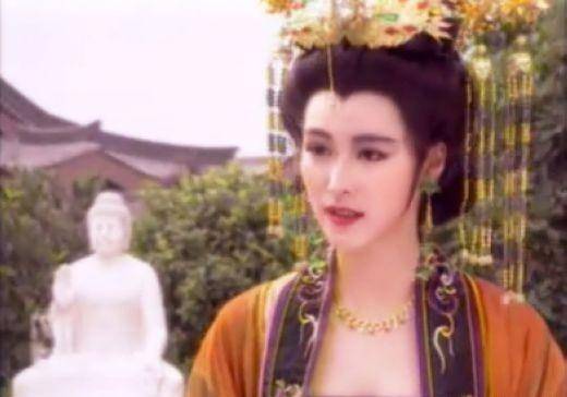 2001年童爱玲参演了由李若彤,李绮红,宁静等主演的《杨门女将之女儿当