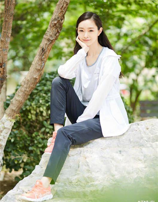 《赘婿》宋轶终于放开了,t恤配开衩裙秀美腿,踩高跟鞋霸气时尚_女生