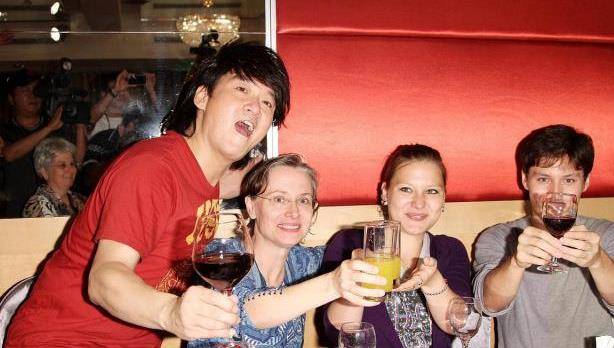周华健罕见和国外妻子同框,61岁妻子头发花白,夫妻同框似母子_康粹兰