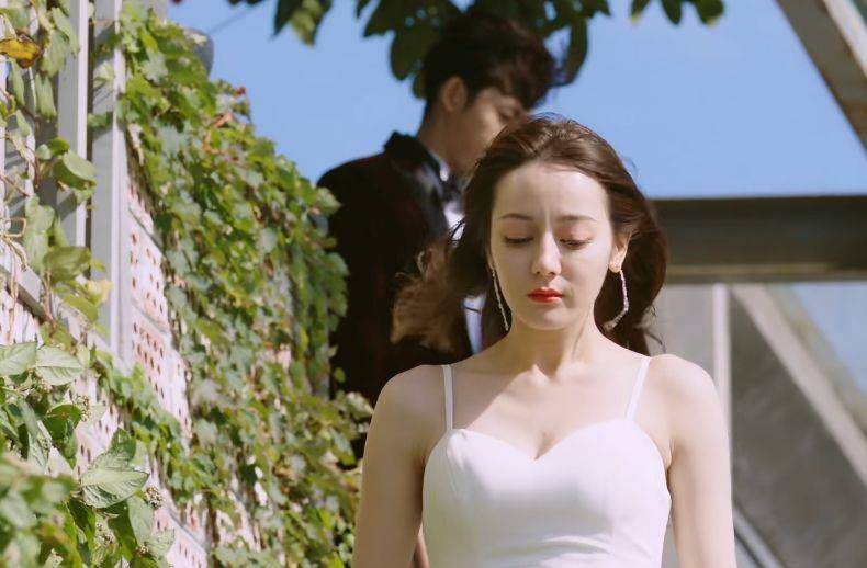 迪丽热巴抬手撩头发,却被"胳肢窝"抢镜,粉丝:我没看错吧!