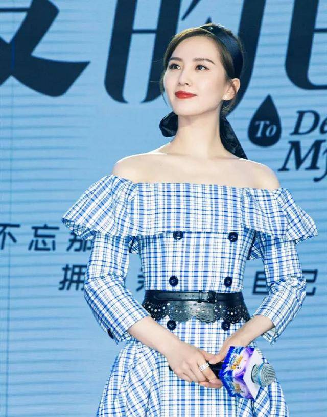 穿仙女裙秀出一字肩,仪态真是没话说_领口_女生_线条