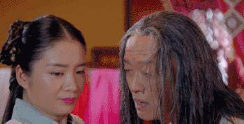 这个住在极乐阁的老头子,又老又丑又疯癫,一笑一动里透着变态的气息