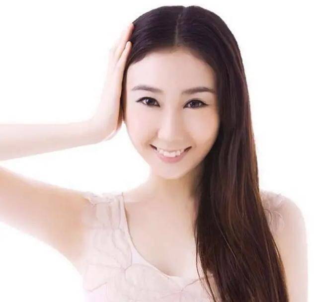 27岁的水亦诗已经出落成亭亭玉立的大姑娘,更是中央电视台的美女记者