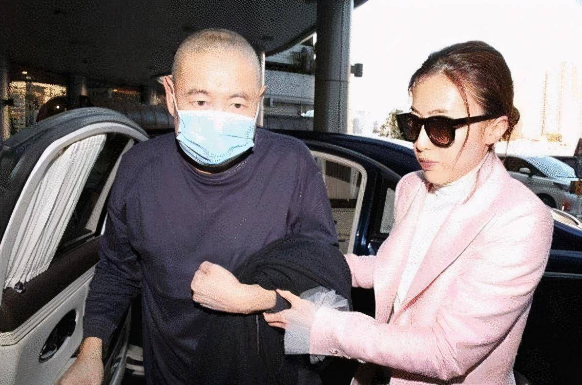 原创67刘銮雄妻女逛商场甘比穿着低调似路人12岁女儿身高瞩目