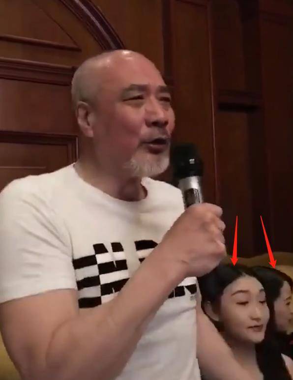 原创70岁徐少强须发全白现身ktv兴奋高歌浑身肌肉壮得像牛