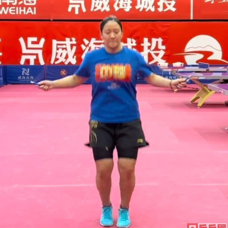国乒爱运动,邱贻可教练被孙颖莎监督锻炼,女儿小豌豆_马龙_许昕_乒乓