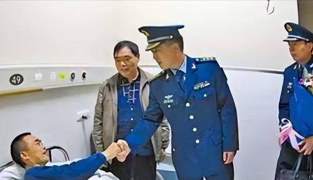 1988年,歼6飞行员坠入山林,被一农民救下,26年后飞行员来报恩_何茂生