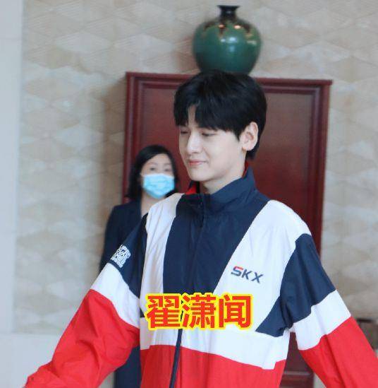 首先看到的就是翟潇闻,大家都知道他是人气挺高的一位男生,而且还是