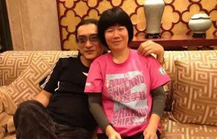 黄安,凭借一首《新鸳鸯蝴蝶梦》走红,妻子是同学,女儿貌美清新_包青天