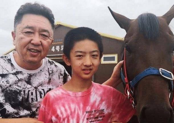 原创于谦13岁儿子近照曝光五官脸型太像妈妈骨感身材和爸爸形成鲜明