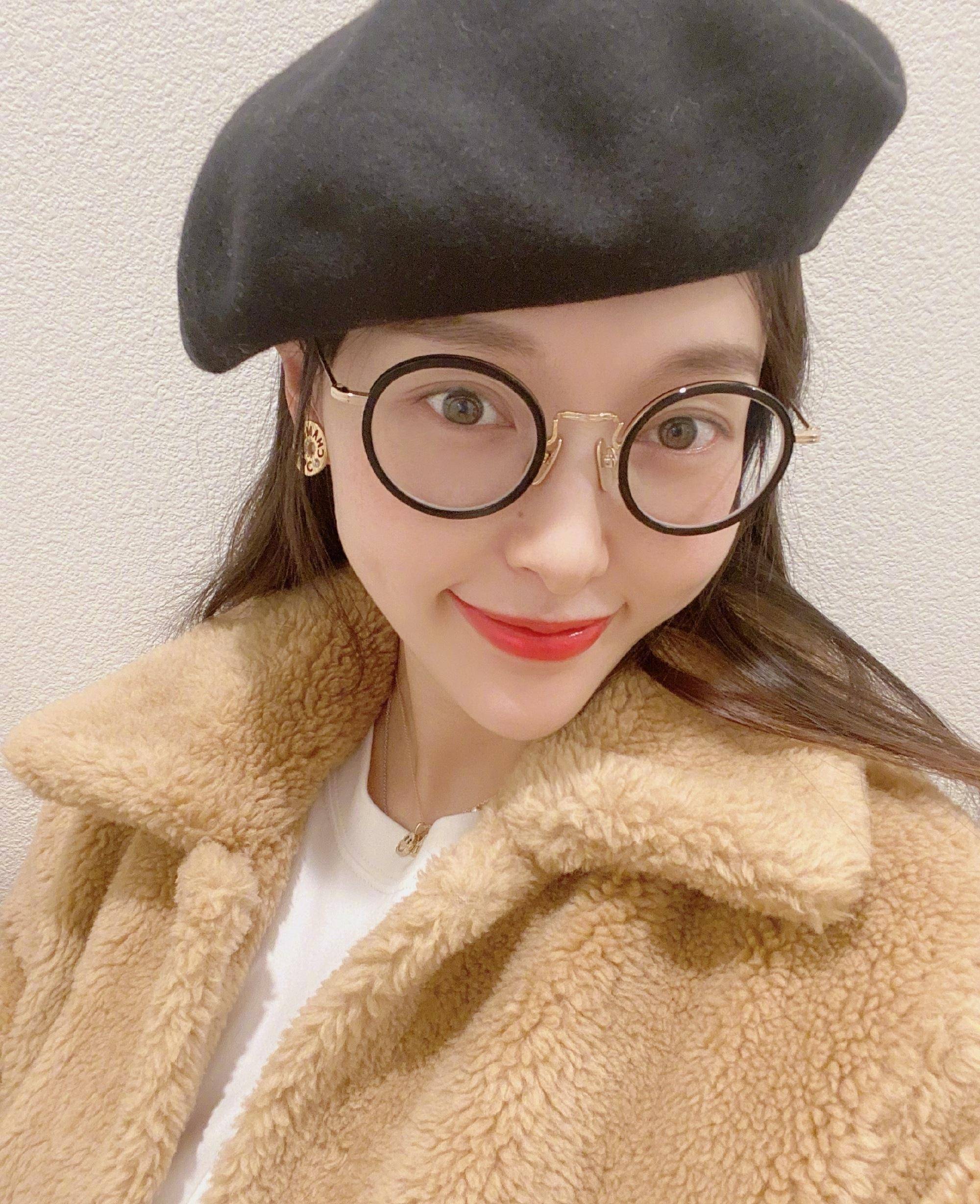 原创37岁唐嫣私服照养眼穿工装衬衫配皮裙上演笑容杀腿又长又直