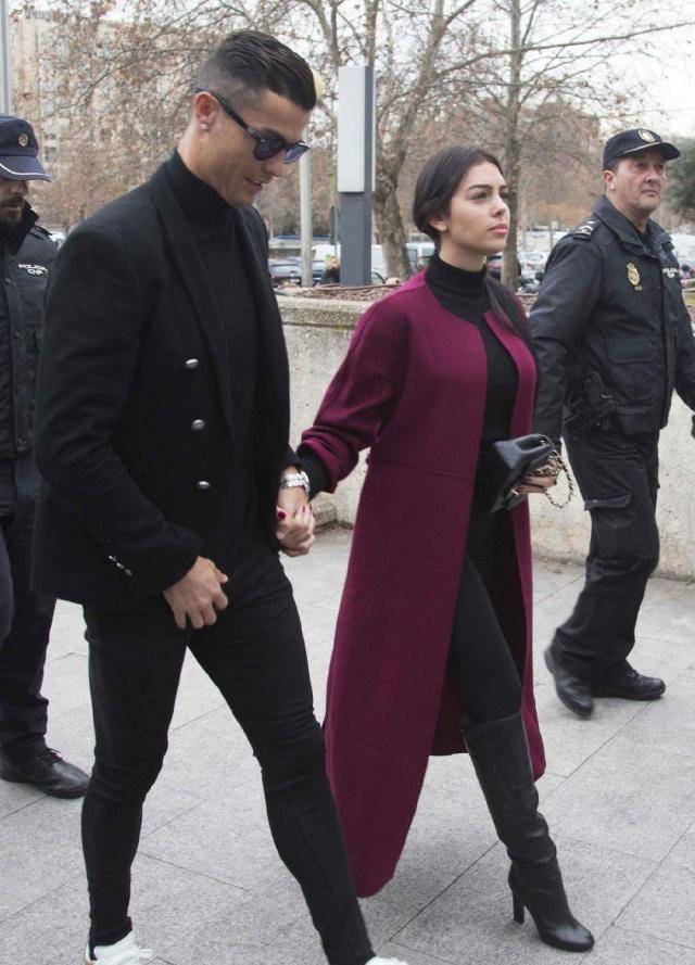c罗携女友现身,乔治娜一身红大衣美得闪耀,却被c罗裤