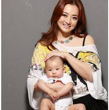 老公是圈外人,也许是为了保护家人的安全,直到2013年,原华和老公生下
