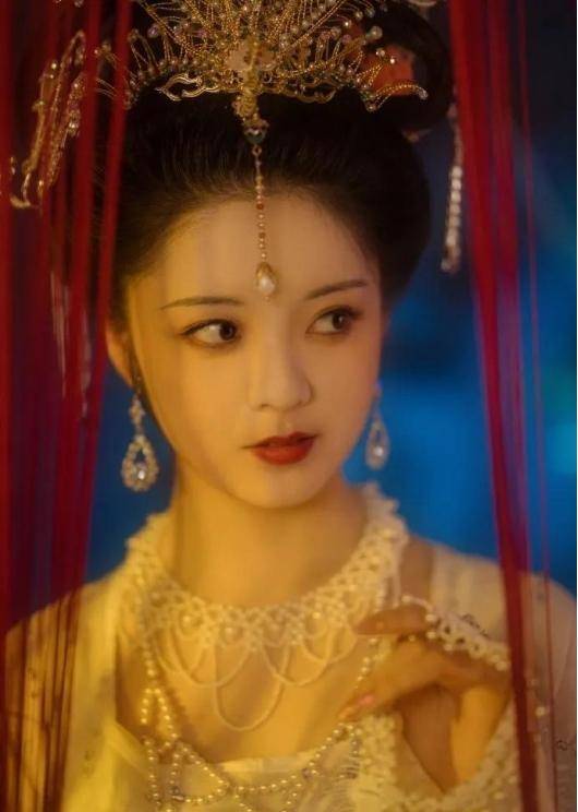 00后汉服模特走红,戏曲与汉服结合,顾盼生辉!四月也太美了吧!