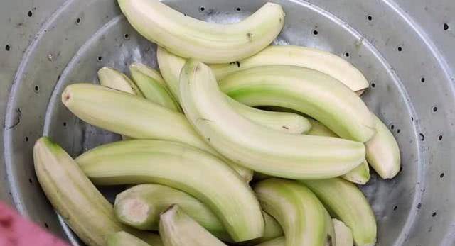 小伙把"香蕉"做出新花样,连皮丢油锅里炸,出锅馋得口水流!