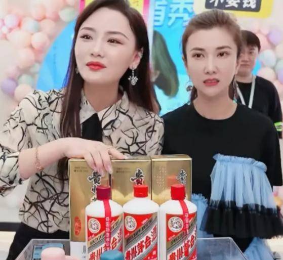 原创演员边潇潇带货第一场演出2899元的茅台酒被嘲笑为太贵并一度被刀