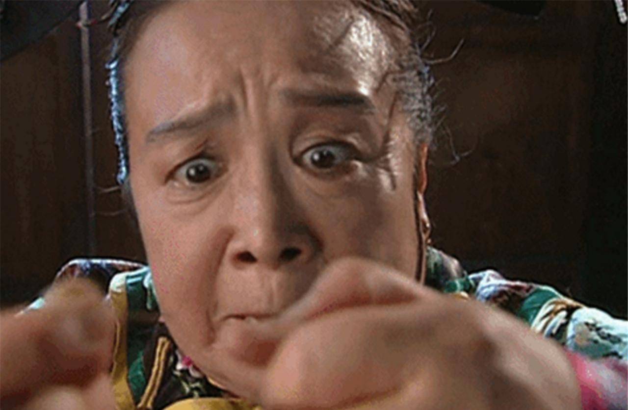 原创84岁容嬷嬷近照曝光身体硬朗步伐矫健合影拥抱来者不拒