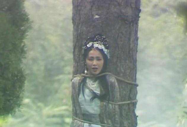 到了寺院动手时,她又将一个妖精的凶相毕露刻画到入木三分.