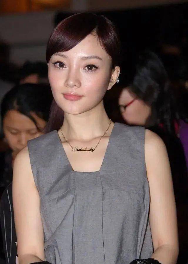 原创李小璐曝光近况与女儿穿睡衣床上玩闹甜馨长相酷似爸爸抢镜