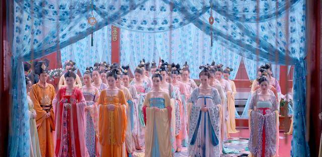 后宫中有数千宫女(明帝继立,荒淫奢侈,朝政更坏;自贵人以下至掖庭洒扫