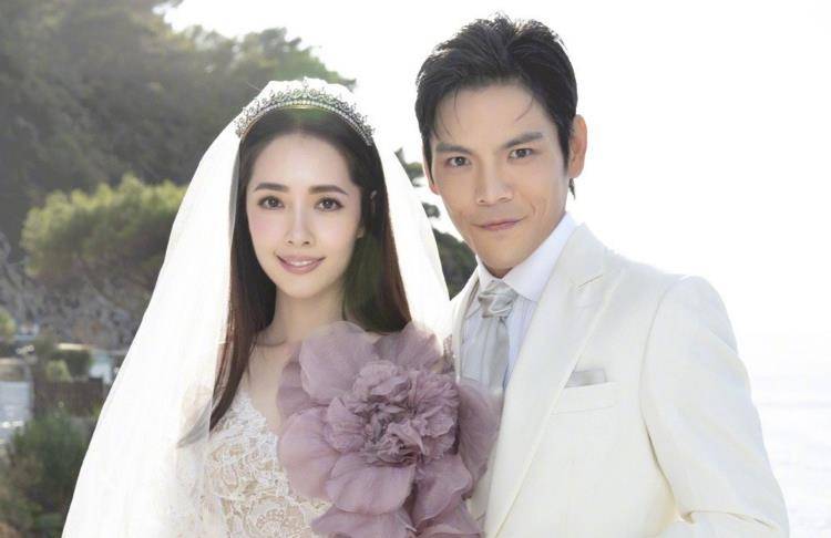 原创向佐郭碧婷晒婚礼合照谁注意郭爸爸表情是嫁女儿没错了