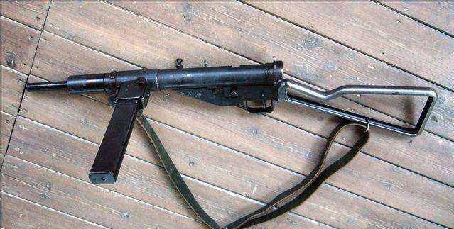 原创司登冲锋枪产量375万支因为一个缺陷而被英军嫌弃