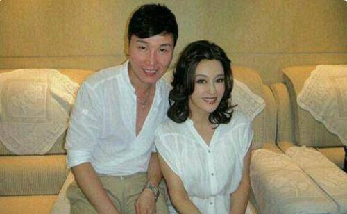 后来,刘晓庆又找了两个男朋友,国外作家亚丁,演员伍卫国,最后两段感情