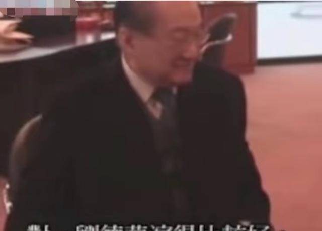 当时是由19岁的李同明饰演的小龙女,罗乐林饰演的杨过.