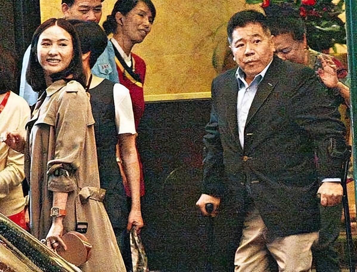 原创跛豪阔太黎姿跛脚丈夫花上亿办婚礼曾拒绝许晋亨游艇追求