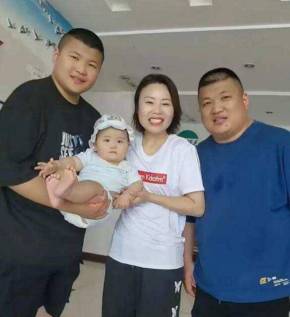 草帽姐升级当奶奶,孙子7个月大,儿子却还没到法定结婚