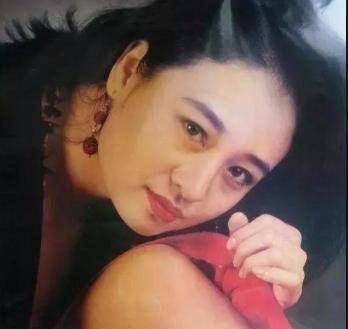 她曾比巩俐还红,23岁成名,前夫走歪路跳楼命丧今55