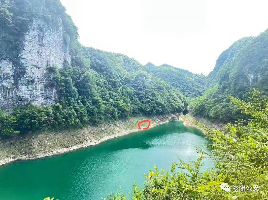 【我为群众办实事】34°高温男子钓鱼被困 民警合力救援_绥阳县_公安