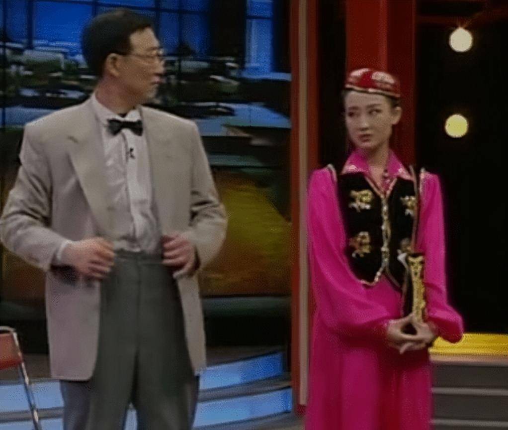 1995年,买红妹和郭冬临一起登上了央视春晚,表演了小品《有事您说话》